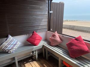 photo 10 of Beach hut 291 Low wall for hire Frinton-on-Sea